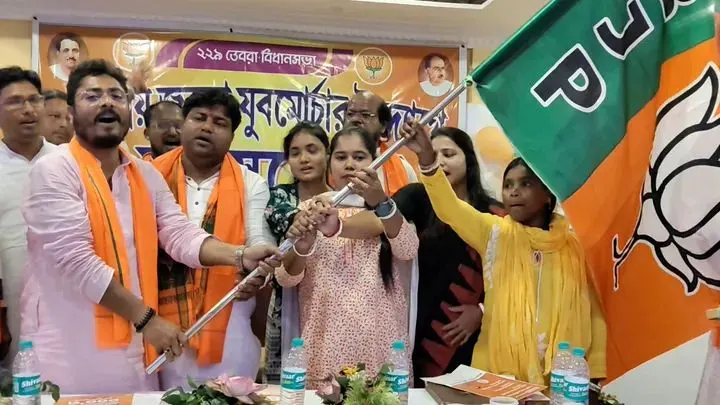 तृणमूल छोड़ भाजपा में शामिल हुए 23 कार्यकर्ता
