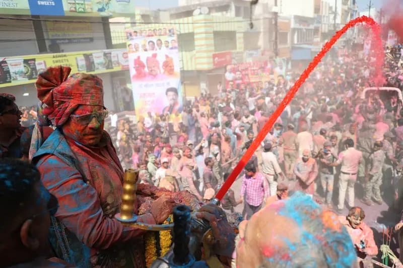 मप्रः मुख्यमंत्री डॉ. यादव ने रंग पंचमी पर उज्जैन में खेली फूलों की होली