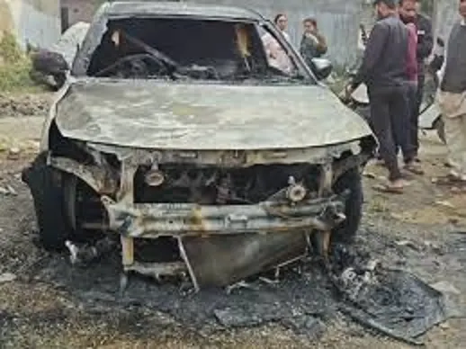 भोपाल में अपराधियों के हौसले बुलंद, घर के बाहर खड़ी दो कारों में लगाई आग, सीसीटीवी में कैद हुई वारदात