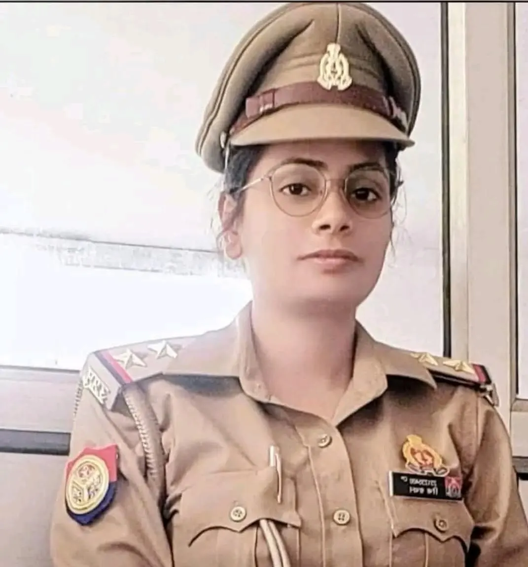 कुत्ते को बचाने के चक्कर मे महिला दरोगा की स्कूटी कार से टकराई, दरोगा की मौत