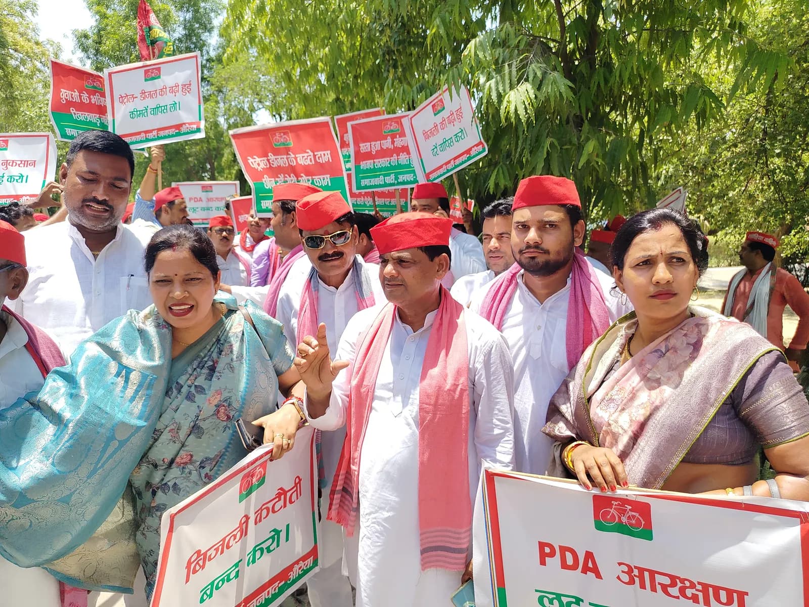 औरैया में जन समस्याओं को लेकर सपा का प्रदर्शन, राज्यपाल के नाम सौंपा ज्ञापन
