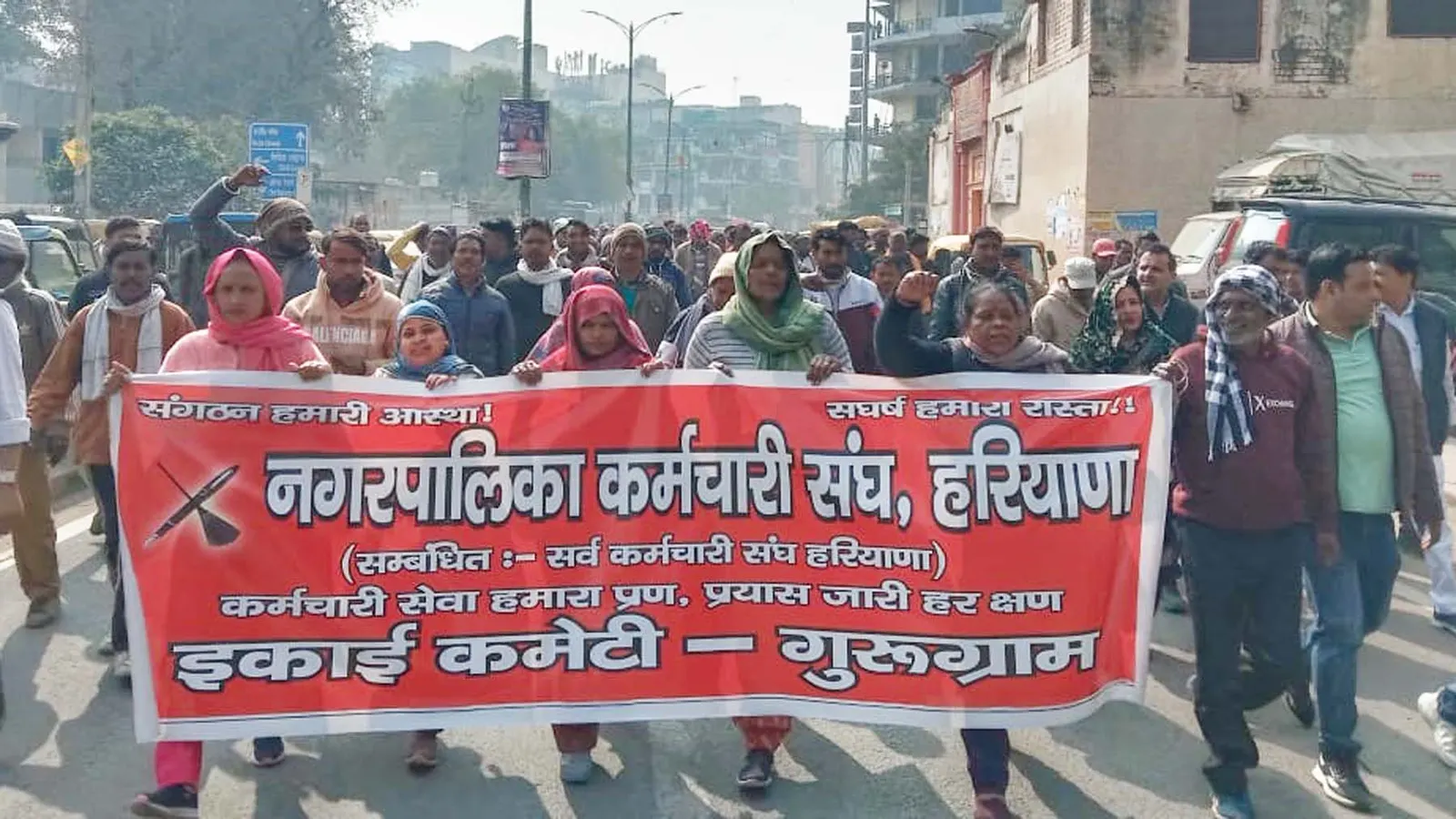 गुरुग्राम: पार्षद पति पर जातिसूचक शब्द कहने का आरोप, गिरफ्तारी पर अड़े सफाईकर्मी