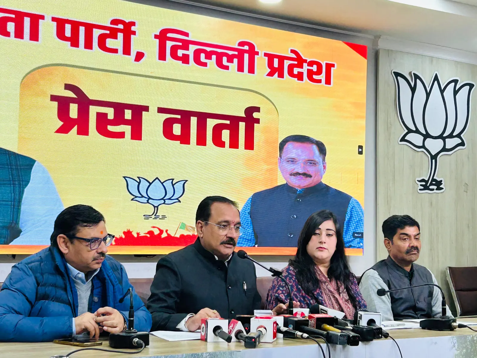 भाजपा ने केजरीवाल -मनीष सिसोदिया की आय पर उठाया सवाल