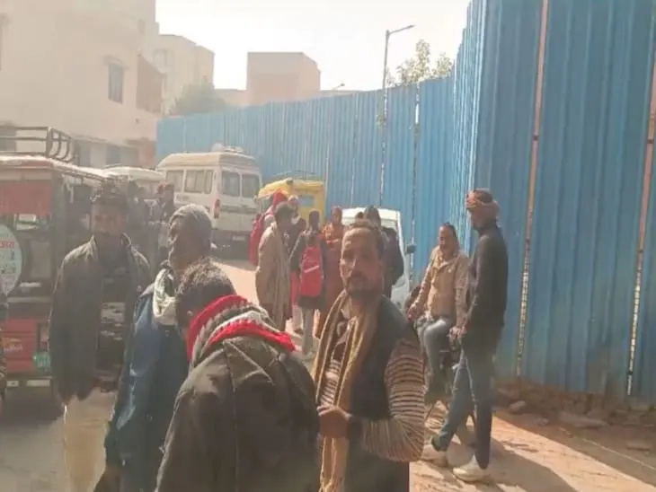 महाकुंभ:वाराणसी लौट रही बस पेड़ से टकराई, एक महिला की मौत व चार घायल