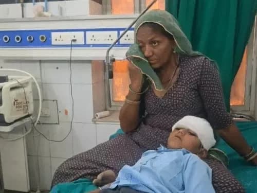 सरकारी स्कूल में पंखा गिरा, दो छात्र घायल