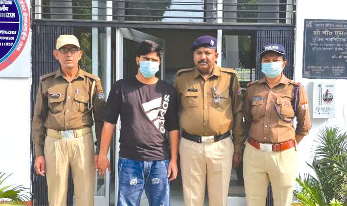 शादी का झांसा देकर दुष्कर्म का इनामी आराेपित गिरफ्तार
