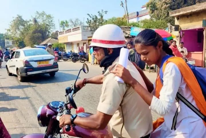 मेदिनीपुर में ट्रैफिक पुलिस की मानवतापूर्ण पहल, चार छात्र हुए परीक्षा में शामिल