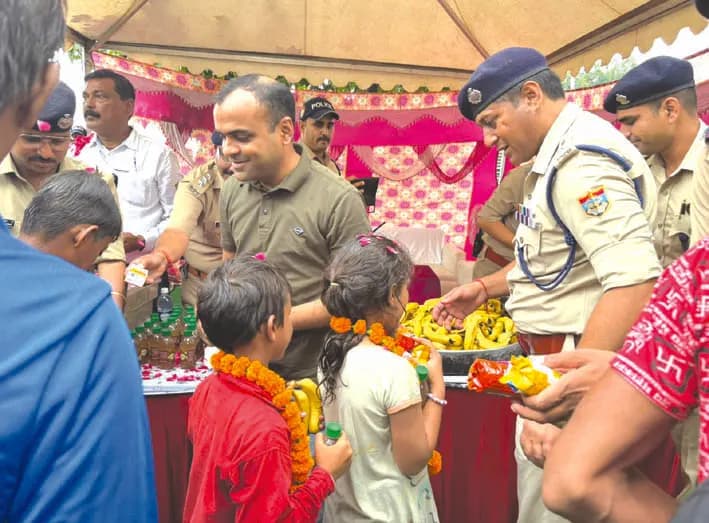 कांवड़ मार्ग पर डीएम एवं एसएसपी ने पहुंचकर जाना जवानों का हाल