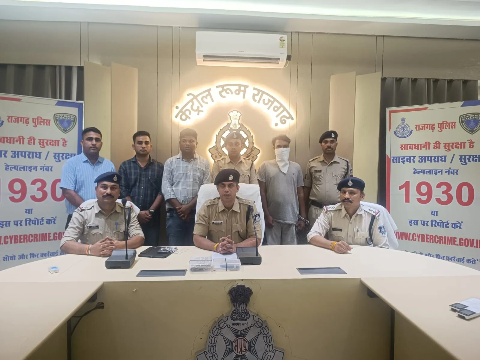 राजगढ़ः बीपीएल योजना में आठ लाख और बाइक का झांसा देकर ठगे डेढ़ लाख, झांसी से साइबर ठग गिरफ्तार