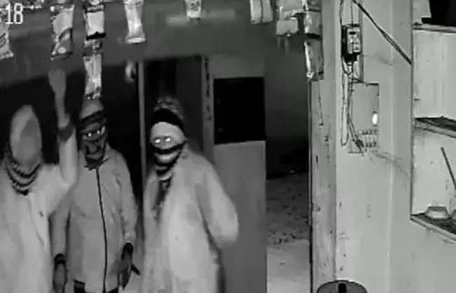 रेवाड़ीः चोरों ने सात दुकानों और दो मंदिरों को बनाया निशाना, वारदात सीसीटीवी में कैद