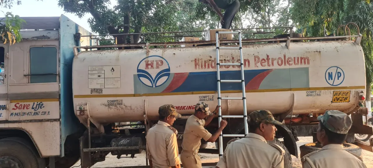पेट्रोलियम टैंकर से भारी मात्रा में अंग्रेजी शराब और बीयर बरामद,दो गिरफ्तार