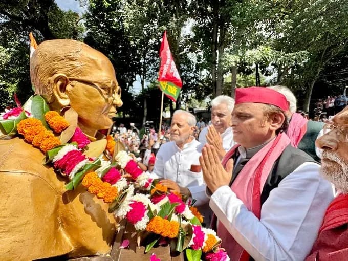 अखिलेश यादव ने जयप्रकाश नारायण को पुष्प अर्पित कर दी श्रद्धांजलि