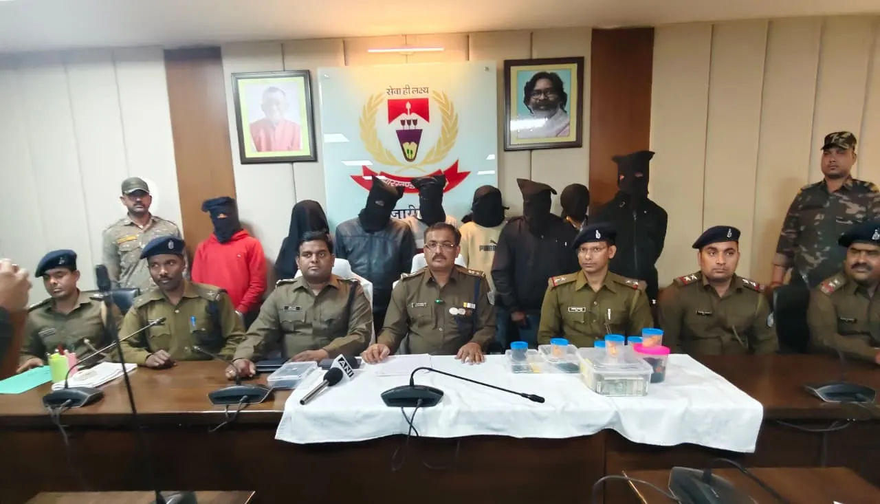 पुलिस ने 40 लाख का ब्राउन शुगर और अवैध शराब किया जब्त, आठ गिरफ्तार