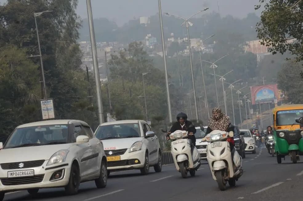 ठंड के बीच मौसम ने बदली करवट, 10 से ज्यादा जिलों में हुई हल्की बारिश, कई जगह छाया कोहरा