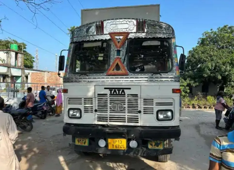 ट्रक से चार सौ कार्टन शराब जब्त, चालक-खलासी गिरफ्तार