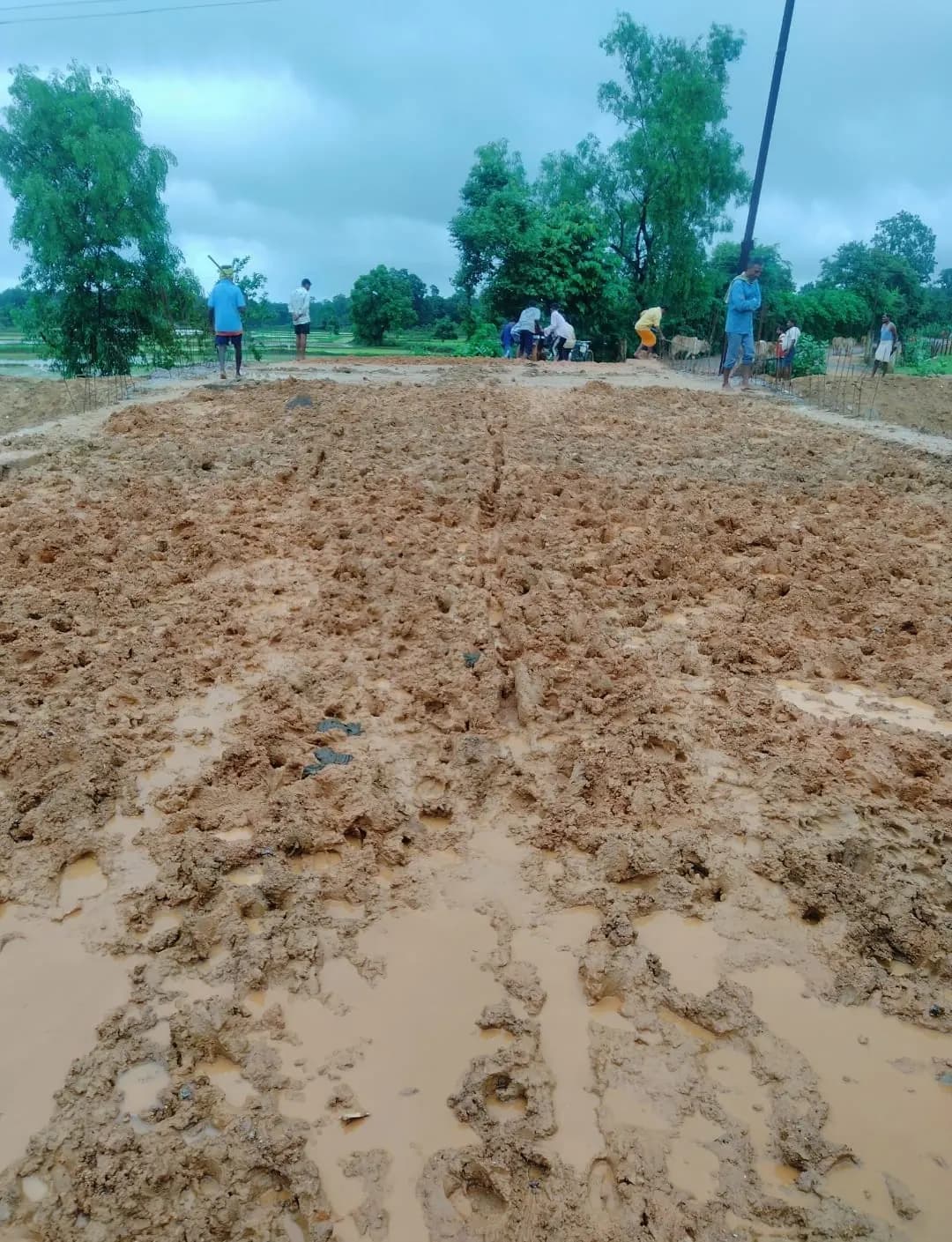 तेज बारिश का कहर, निर्माण गुणवत्ता पर उठे सवाल; कमारपारा का सड़क संपर्क टूटा