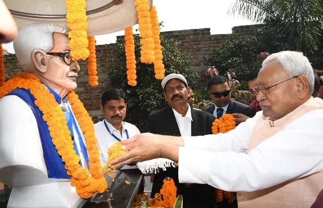मुख्यमंत्री ने स्व रामायण राय की नौवीं पुण्यतिथि पर उनकी प्रतिमा पर माल्यार्पण कर श्रद्धांजलि अर्पित की