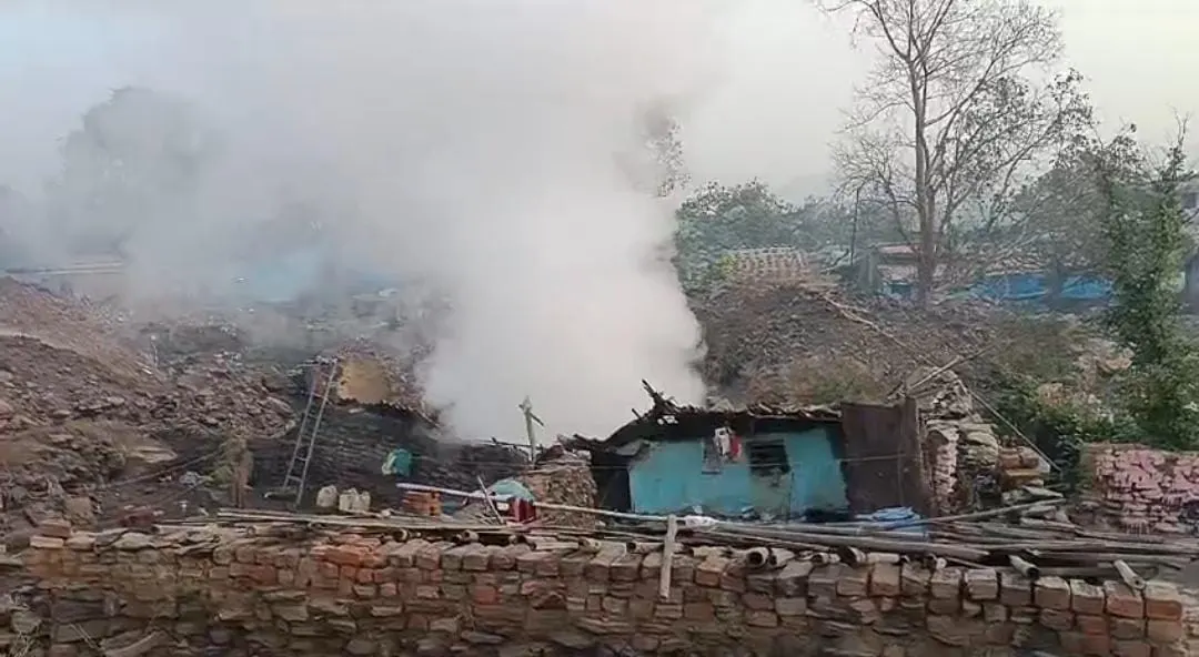 धनबाद के जोगता में भू-धंसान, आधा घर जमीन में समाया