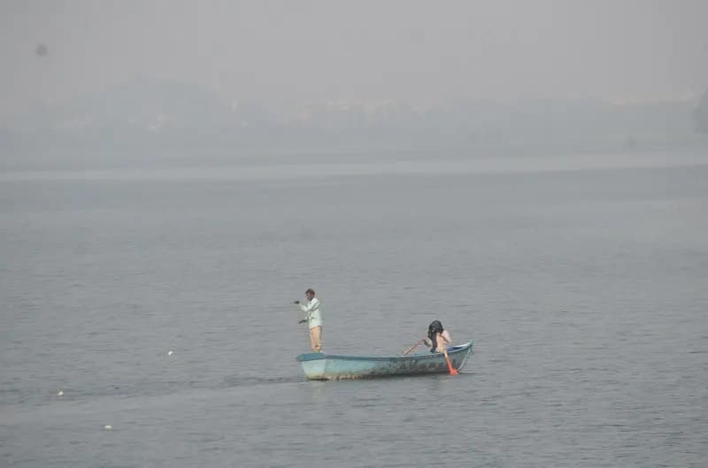 सर्द हवाओं ने बढ़ाई ठिठुरन, कई शहरों में छाया कोहरा, तापमान भी लुढ़का