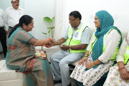 दिल्ली सीएम रेखा गुप्ता ने शुरू की नई परंपरा, जनसेवा सदन में सफाईकर्मियों को राखी बांधी
