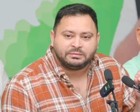 राहुल गांधी की 'वोटर अधिकार यात्रा' रविवार से, तेजस्वी यादव ने जारी किया कैंपेन सॉन्ग