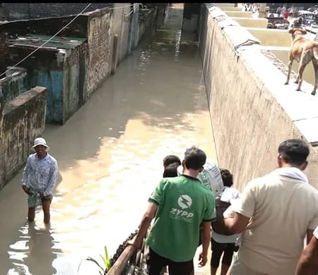 दिल्ली यमुना बाजार इलाके में घुसा बाढ़ का पानी, लोगों को उठानी पड़ रही परेशानी