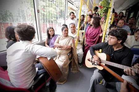 कॉलेज, दोस्ती और गिटार... देशभक्ति गीत गाते हुए दिल्ली सीएम रेखा गुप्ता ने छात्रों के साथ किया बस में सफर