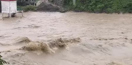 उत्तराखंड: भारी बारिश से उफान पर टोंस नदी, अलर्ट मोड पर प्रशासन