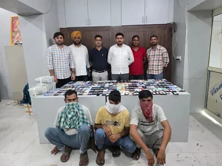 दिल्ली पुलिस ने सीमा पार मोबाइल तस्करी रैकेट का किया भंडाफोड़, सरगना सहित तीन गिरफ्तार