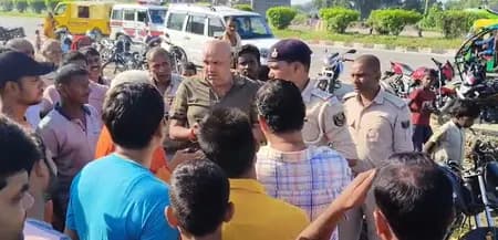 कैमूर: दो दिनों से लापता महिला का शव घर की छत पर मिला, सड़क पर शव रखकर प्रदर्शन