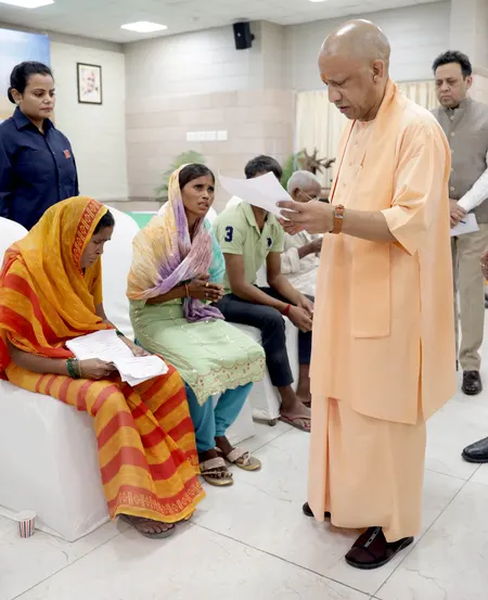 जनता दर्शन में बूढ़ी मां का दर्द सुन भावुक हुए सीएम योगी, कैंसर पीड़ित बेटे को भिजवाया अस्पताल