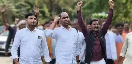 बिहार चुनाव: पूर्व जदयू विधायक वीरेंद्र कुमार सिंह के समर्थकों ने सीएम आवास पर विरोध जताया