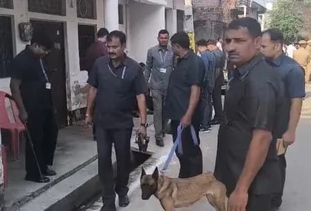 उत्तर प्रदेश : राहुल गांधी के फतेहपुर दौरे से पहले लगे विरोधी पोस्टर