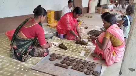 झारखंड के कोडरमा में गोबर क्राफ्ट से बन रहे दीये, महिलाएं आत्मनिर्भरता की ओर