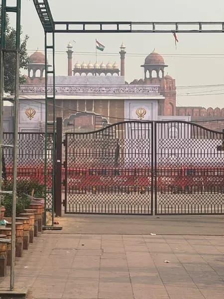 लालकिला विस्फोट कांड: घटनास्थल के आसपास के कई बाजार बंद, तलाशे जा रहे हैं सबूत