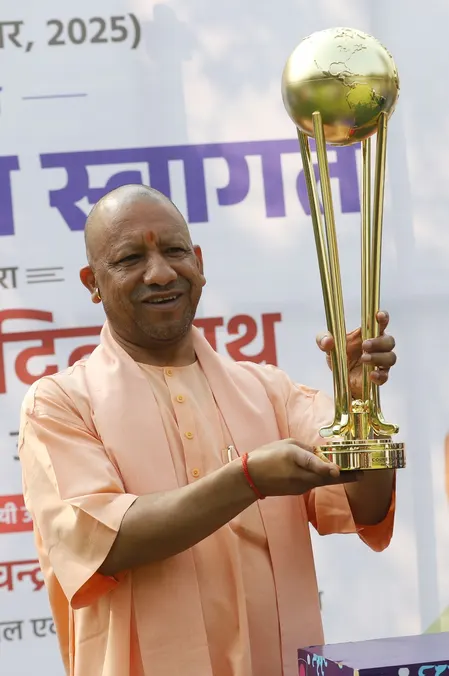 सीएम योगी ने एफआईएच हॉकी विश्वकप की ट्रॉफी का किया स्वागत, कहा- प्रदेशवासियों के लिए आह्लादित होने का क्षण