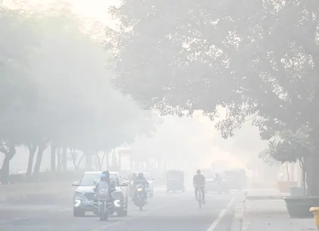 दिल्ली-एनसीआर : 90 प्रतिशत इलाकों में एक्यूआई 400 के पार, नोएडा-गाजियाबाद भी गैस चेंबर में तब्दील