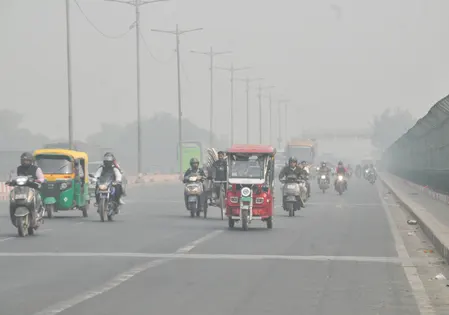 दिल्ली-एनसीआर में एक्यूआई 450 के पार, लोगों का सांस लेना दूभर