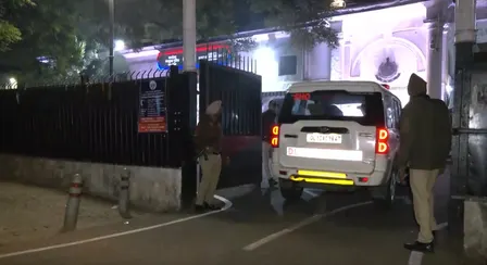 दिल्ली प्रदूषण के खिलाफ प्रदर्शन में पुलिस पर मिर्ची स्प्रे से हमला, कई पुलिसकर्मी घायल