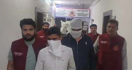 दिल्ली आईजीआई एयरपोर्ट से पांच आरोपी गिरफ्तार, ट्रेनों में यात्रा के दौरान करते थे चोरी