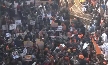 दिल्ली में बांग्लादेश उच्चायोग के बाहर प्रदर्शन, हिंदू युवक की हत्या का विरोध