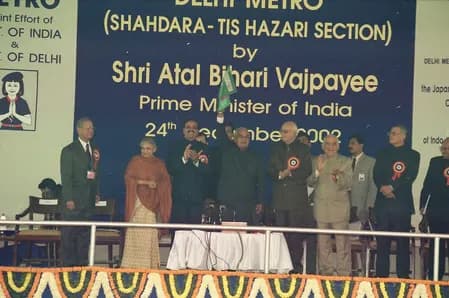 दिल्ली मेट्रो के शानदार 23 साल: तत्कालीन प्रधानमंत्री अटल ने दिखाई थी हरी झंडी, 40 प्रतिशत बिजली खुद बनाती है मेट्रो