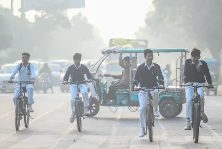 घने कोहरे और कड़ाके की ठंड के चलते गौतमबुद्धनगर में नर्सरी से कक्षा 8 तक के स्कूल 10 जनवरी तक बंद