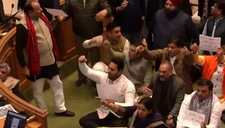 दिल्ली विधानसभा में भाजपा विधायकों ने किया आतिशी के खिलाफ प्रदर्शन, सिख गुरु का अपमान करने का आरोप लगाया