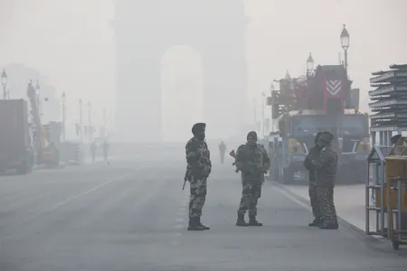 एनसीआर में प्रदूषण की मार : एक्यूआई 400 के पार, स्मॉग की मोटी चादर से ढका इलाका