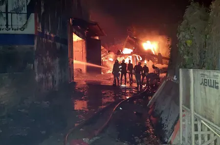 कोलकाता के गोदाम में आग लगने से अब तक 8 की मौत, बाहर से बंद होने की वजह से नहीं निकल पाए