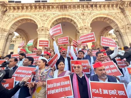 यूपी विधानमंडल बजट सत्र: सपा का प्रदर्शन, भाजपा सरकार के खिलाफ नारेबाजी