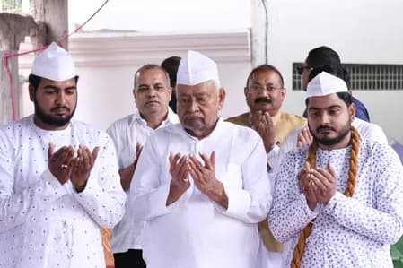 ईद-उल-फितर के मौके पर नीतीश पहुंचे खानकाह-मुजीबिया फुलवारी शरीफ, ईद की दी बधाई
