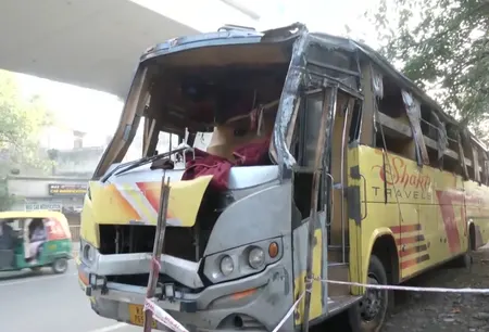 नई दिल्ली के करोल बाग में भीषण बस हादसा: 25 यात्रियों से भरी बस पलटी, 2 की मौत
