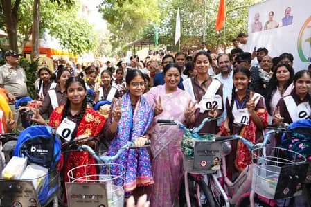 दिल्ली: सीएम ने 1,000 छात्राओं को दी साइकिल, लड़कियों की निर्बाध शिक्षा पर जोर